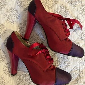 Madden Girl 2 tone lace up satin pumps red & purple size 8
